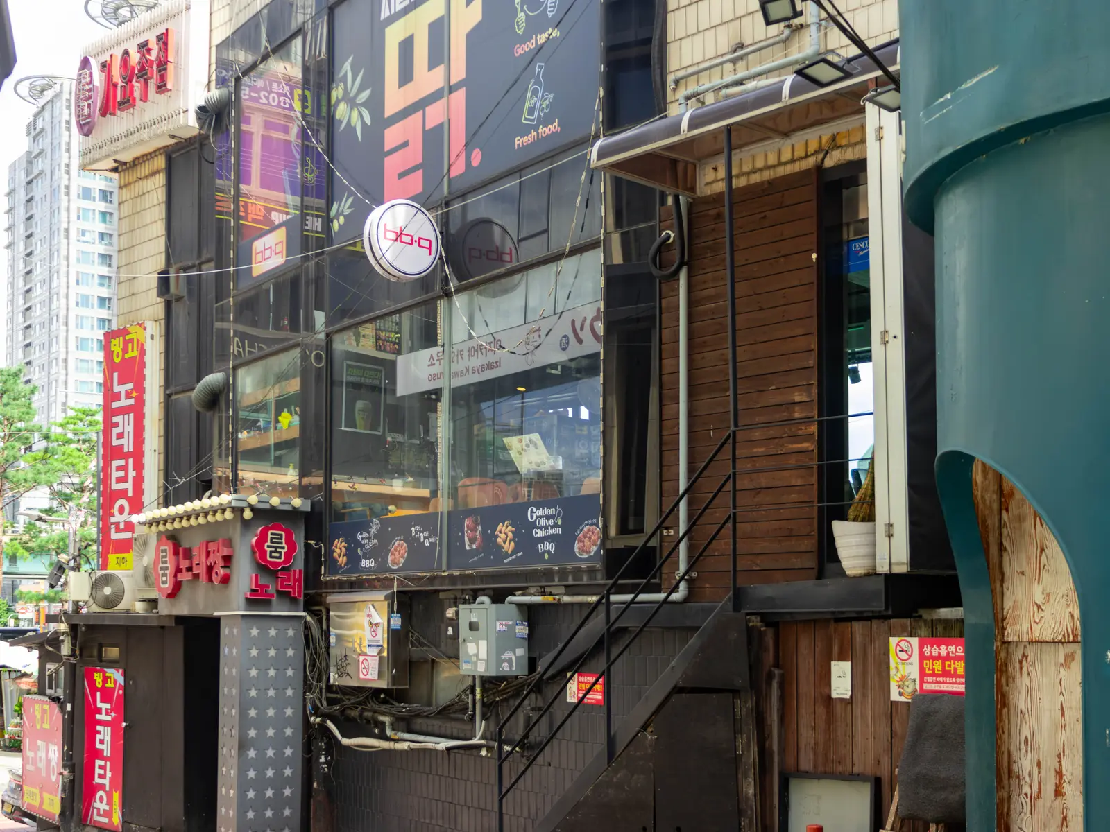 BBQ치킨 사당역점 공간